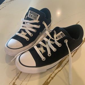 Converse womens size 6 VGUC Black & White